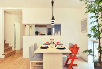 屋上のある漆喰の家のイメージ画像